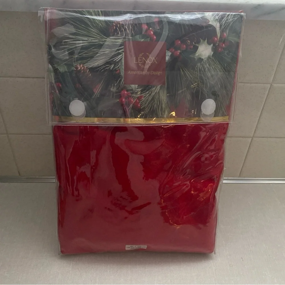 Lenox 60”X 104” Oblong Cloth‎ Tablecloth Red Holly Berries Print
